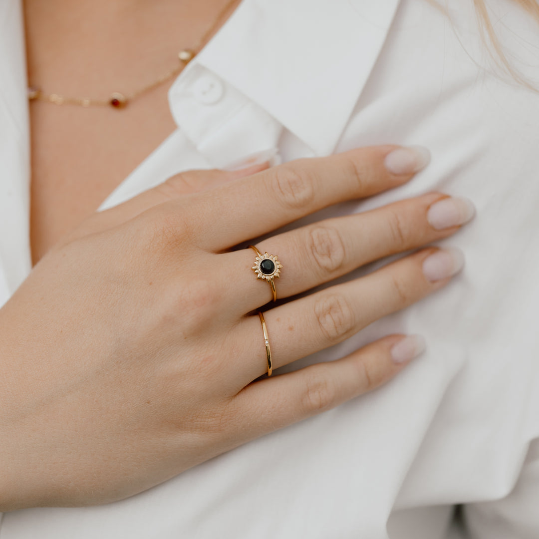 Sol ring med sort opal i 18 karat forgyldt rustfrit ædelstål