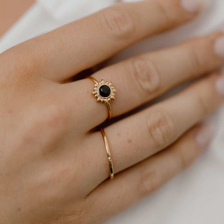 Sol ring med sort opal i 18 karat forgyldt rustfrit ædelstål