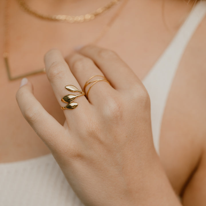 Ring med blade i 18 karat forgyldt titanium