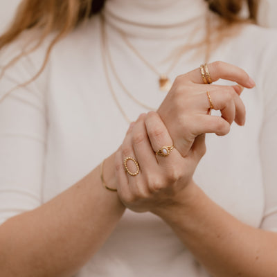 Oval ring med dots i 18 karat forgyldt titanium