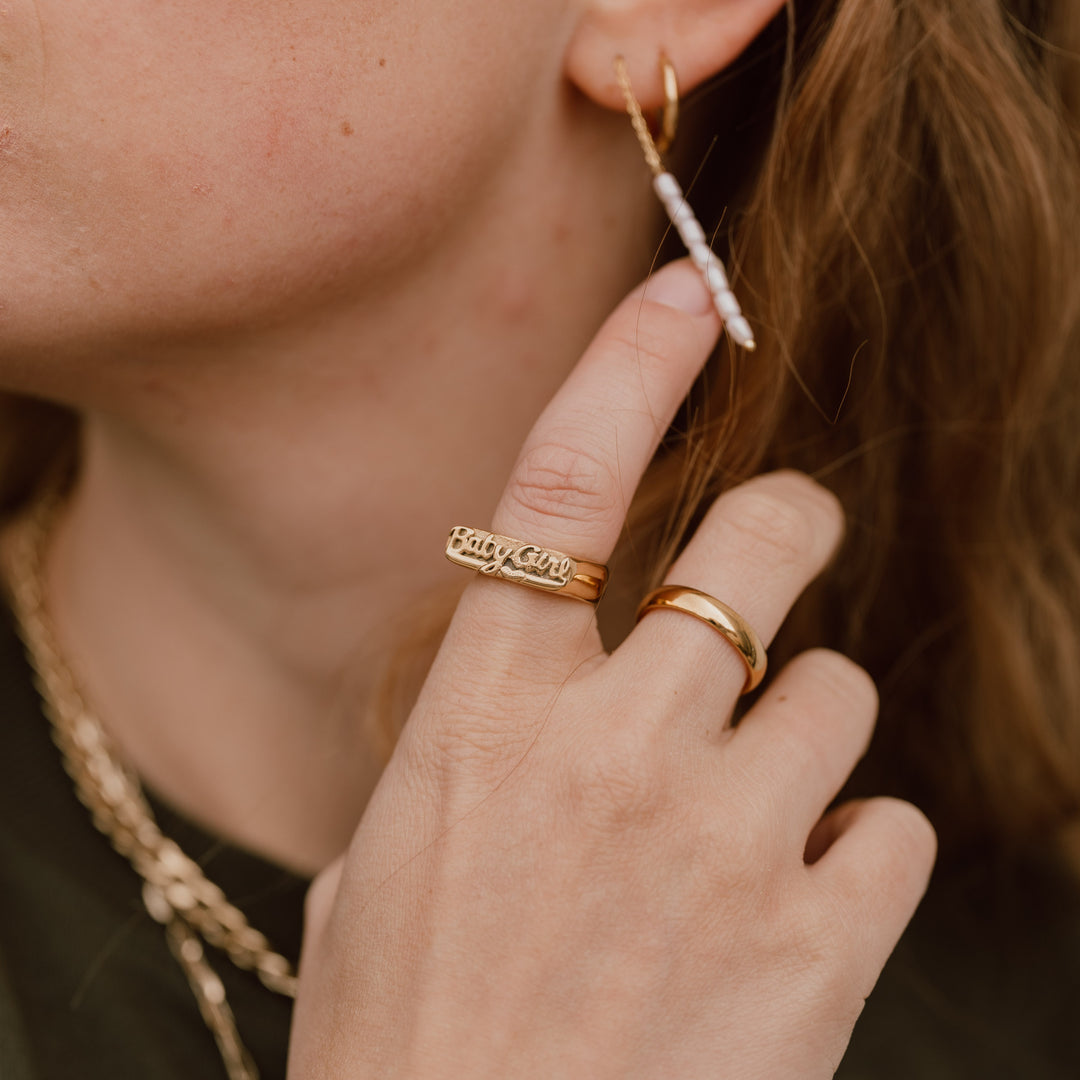Babygirl statement ring i 18 karat forgyldt rustfrit ædelstål