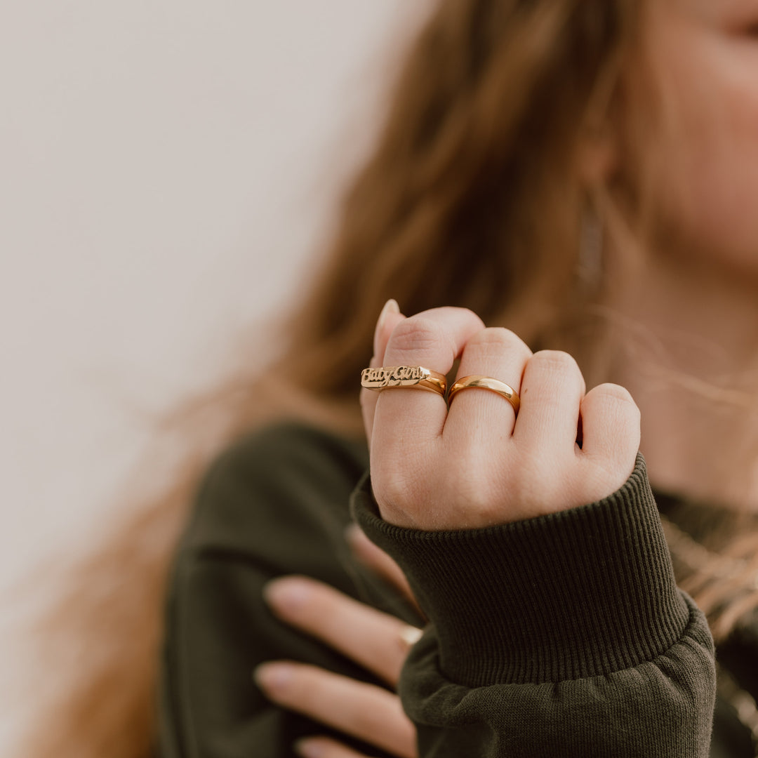 Babygirl statement ring i 18 karat forgyldt rustfrit ædelstål