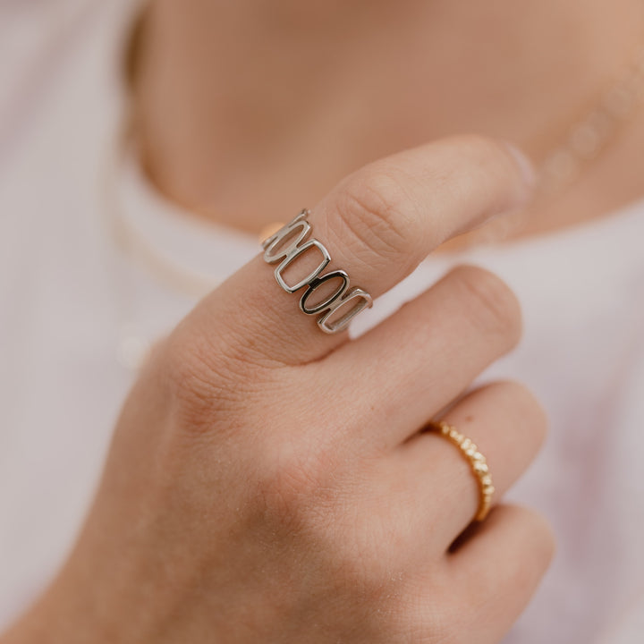 Ring med figurer - titanium