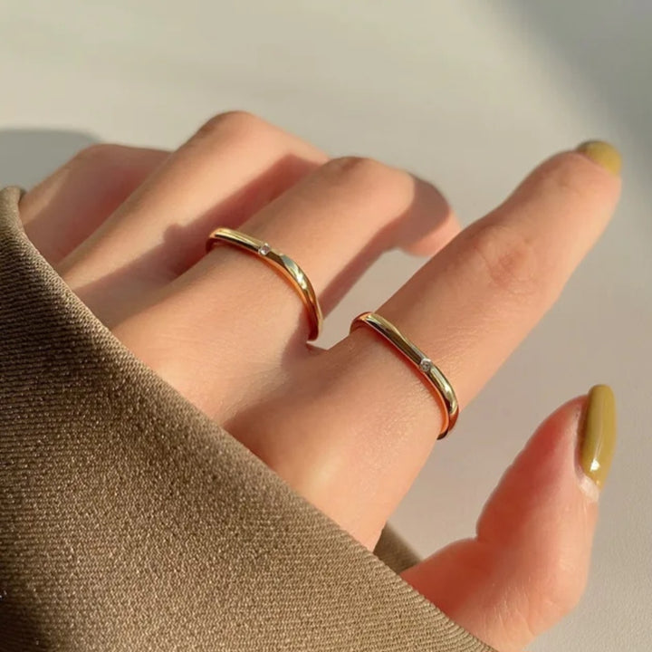 Firkantet ring med enkel zirkon i 18 karat forgyldt titanium