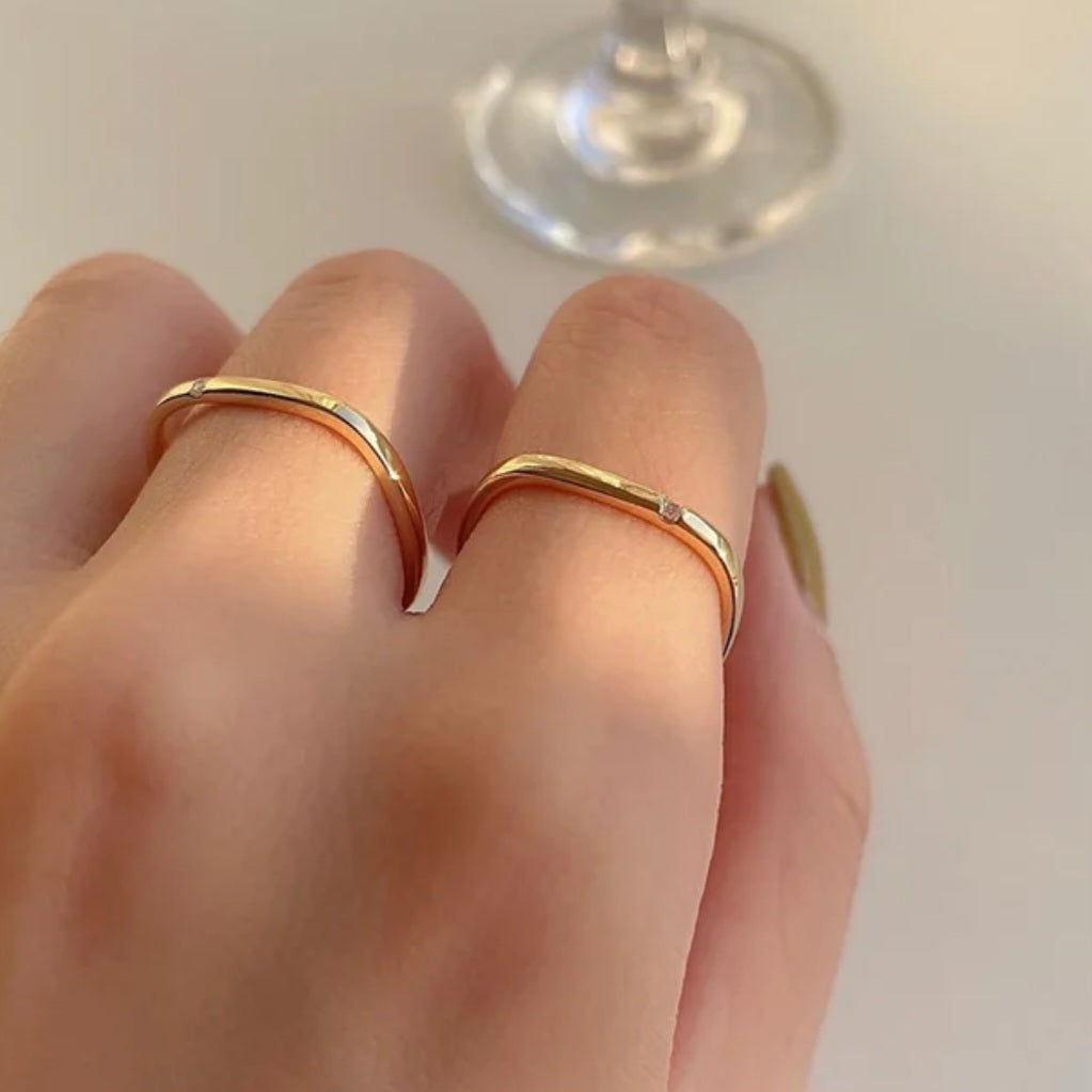 Firkantet ring med enkel zirkon i 18 karat forgyldt titanium