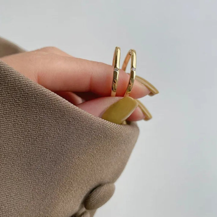 Firkantet ring med enkel zirkon i 18 karat forgyldt titanium