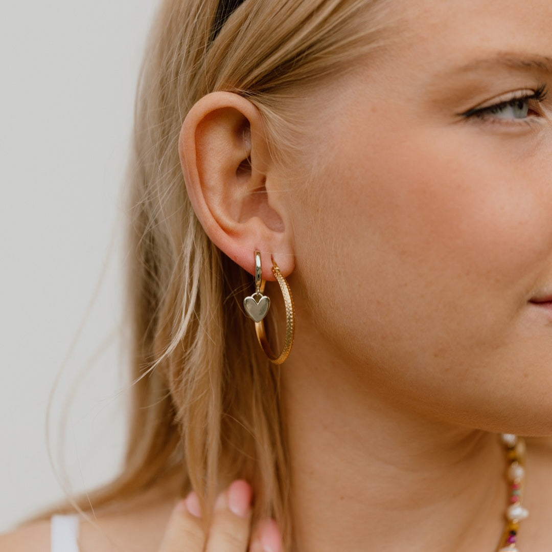 Hoops med mønster i 18 karat forgyldt titanium