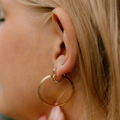 Hoops med mønster i 18 karat forgyldt titanium