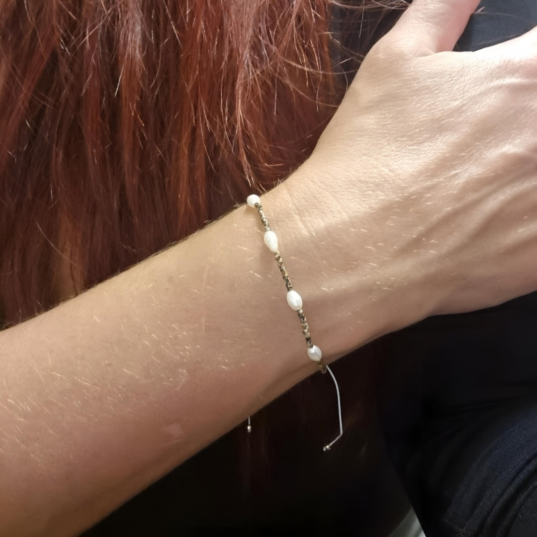Armbånd justerbart med ferskvandsperler og miyuki perler i og brune nuancer