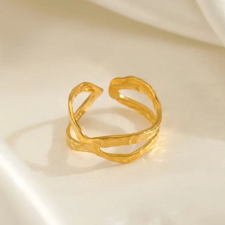 Kryds ring med struktur overflade i 18 karat forgyldt rustfrit ædelstål