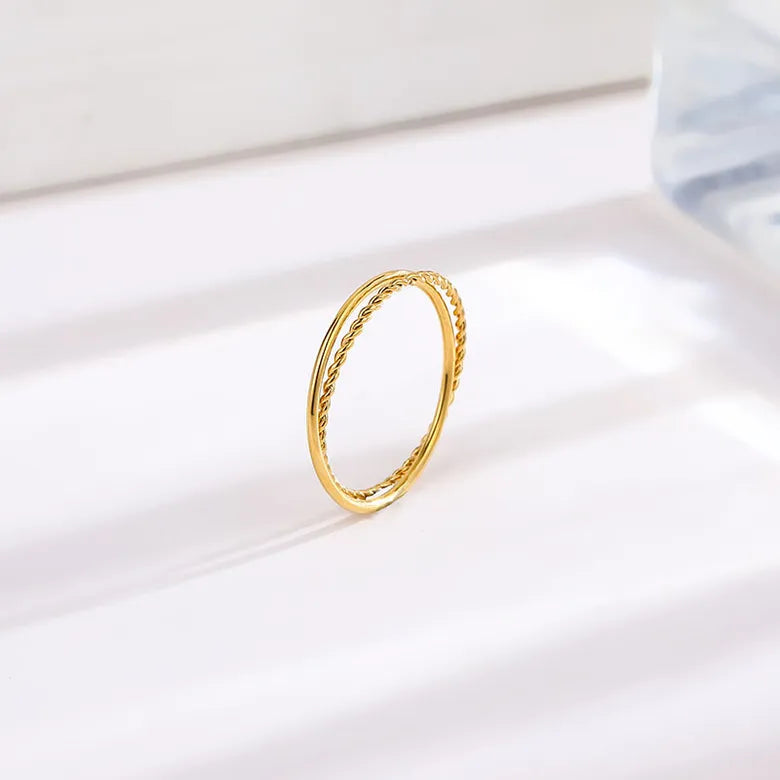 Dobbelt ring med snoninger i 18 karat forgyldt titanium