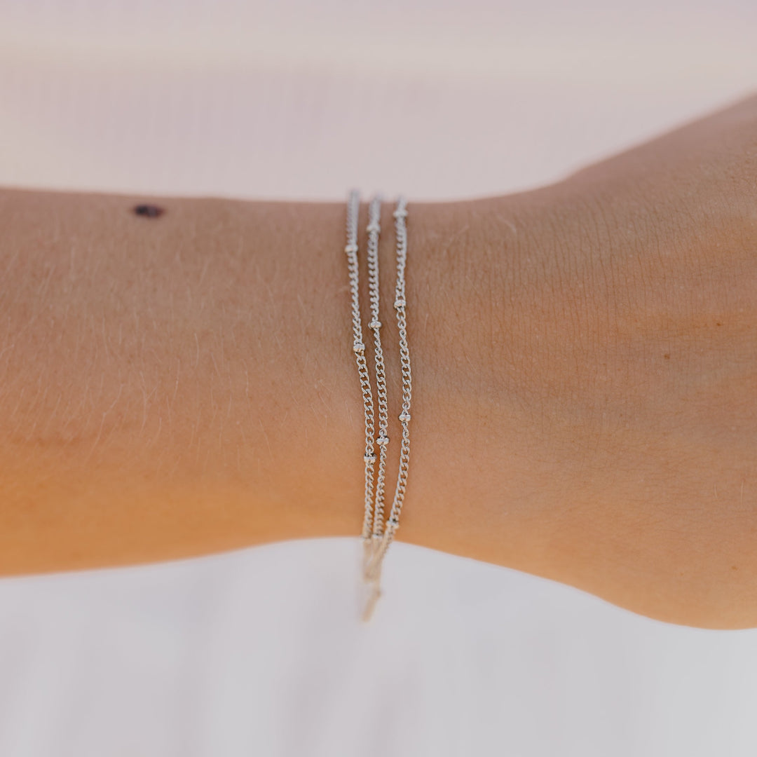 Armbånd i lag med små kugler i rustfrit stål