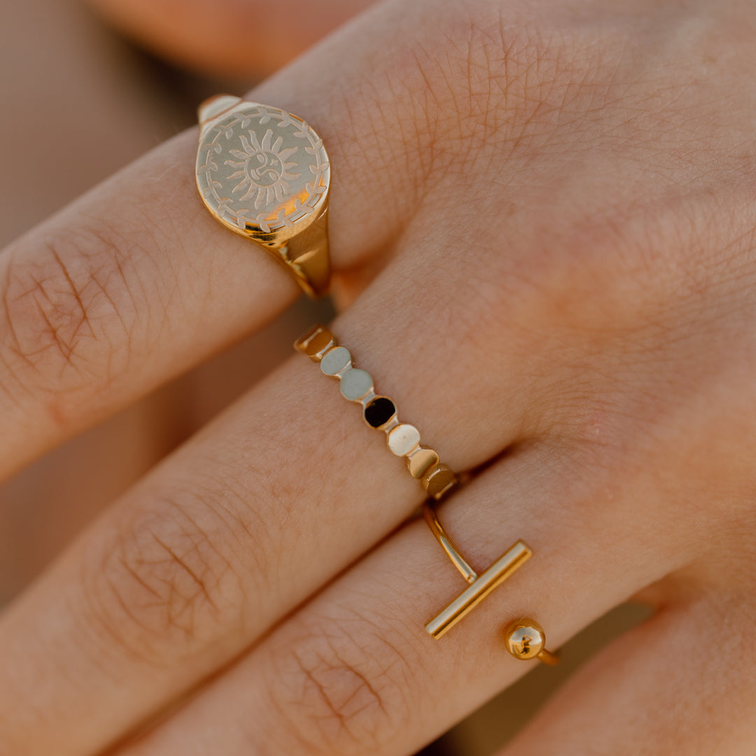 Statement ring med præget solsikke i 18 karat forgyldt titanium
