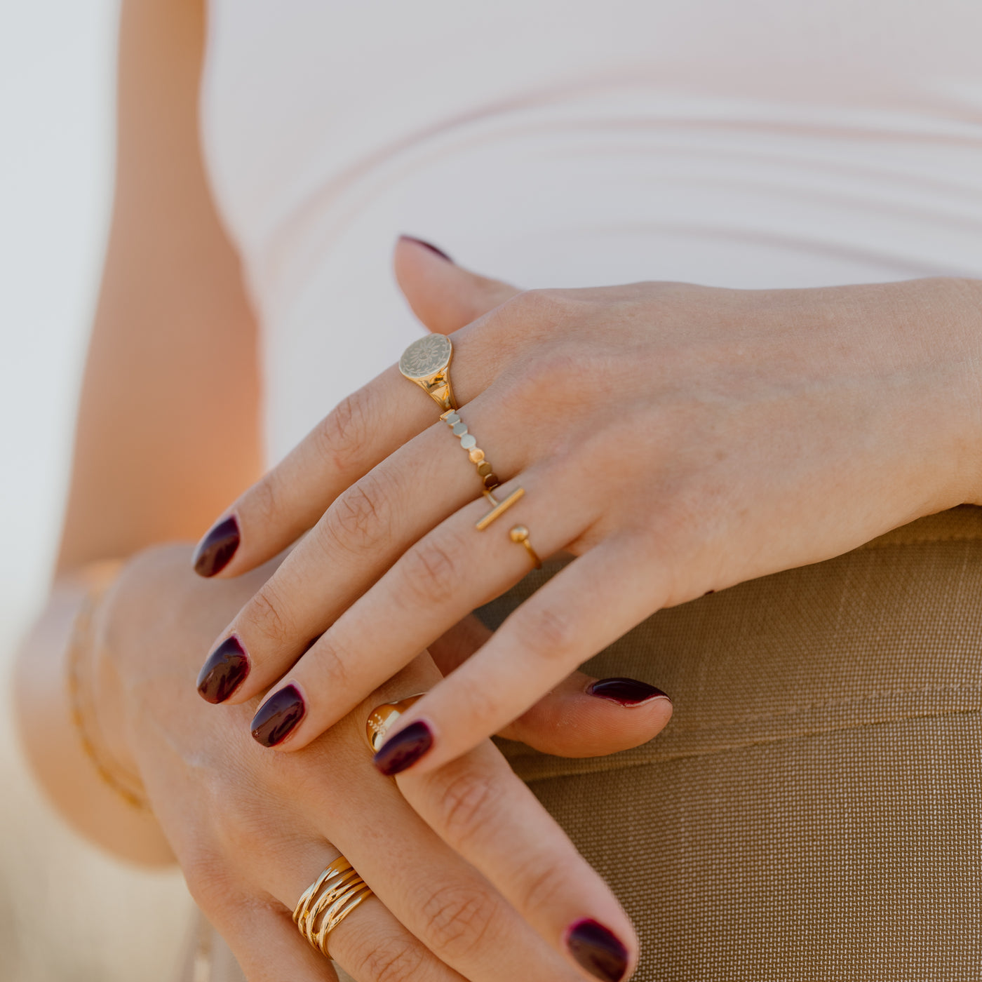 Statement ring med præget solsikke i 18 karat forgyldt titanium