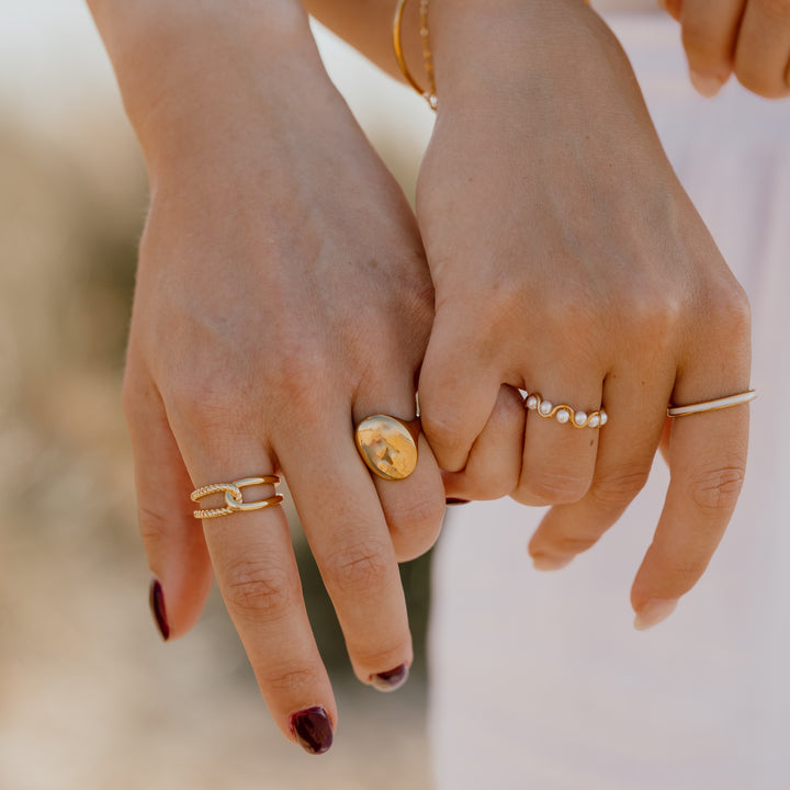 Bundet ring i snoet design i 18 karat forgyldt titanium
