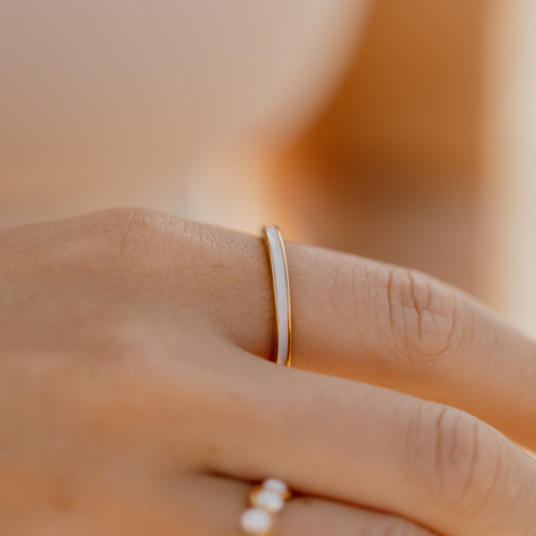 Ring med hvid emalje i 18 karat forgyldt titanium