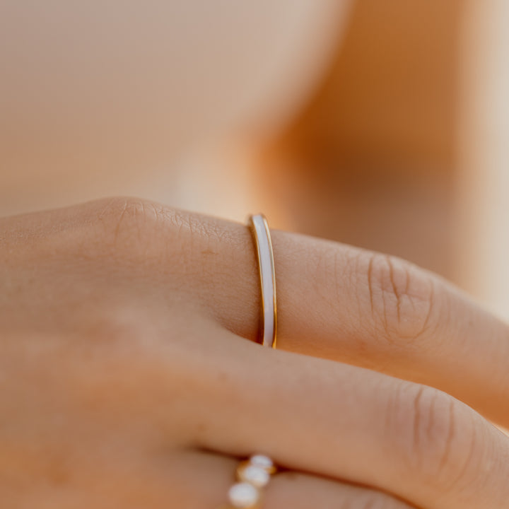 Ring med hvid emalje i 18 karat forgyldt titanium