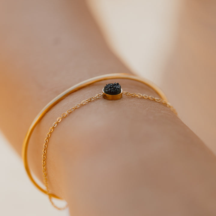 Dobbelt armbånd med sort sten - 18 karat forgyldt titanium
