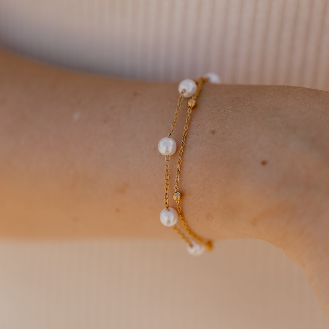 Dobbelt armbånd med perler i 18 karat forgyldt rustfrit ædelstål