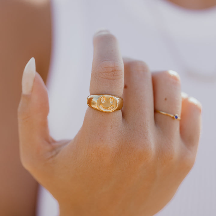 Smiley ring i 18 karat forgyldt titanium