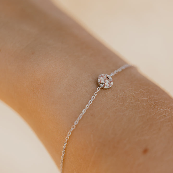 Armbånd med banket rundt tag vedhæng i forsølvet rustfrit ædelstål