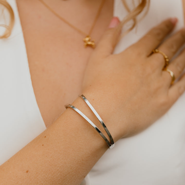 Dobbelt åben armring med citat - titanium