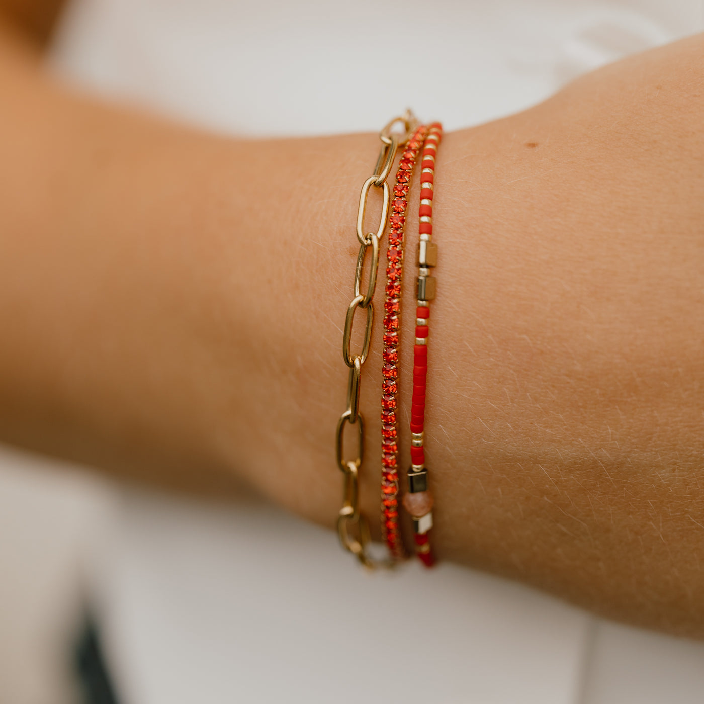 Armbånd justerbart med miyuki perler i røde nuancer