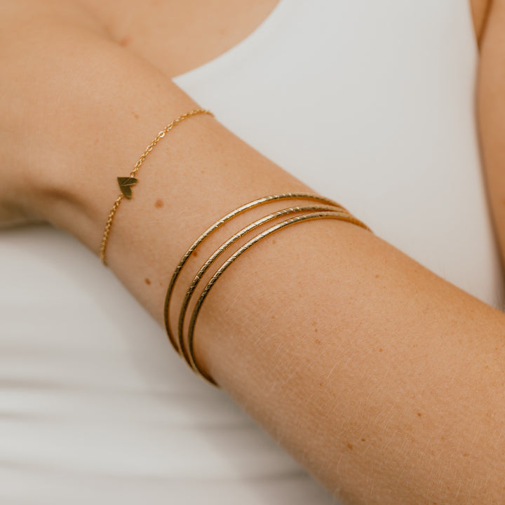 Armbånd skævt hjerte i 18 karat forgyldt titanium