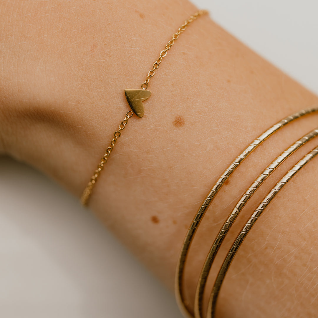 Armbånd skævt hjerte i 18 karat forgyldt titanium