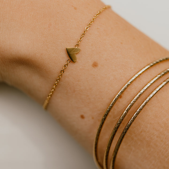 Armbånd skævt hjerte i 18 karat forgyldt titanium