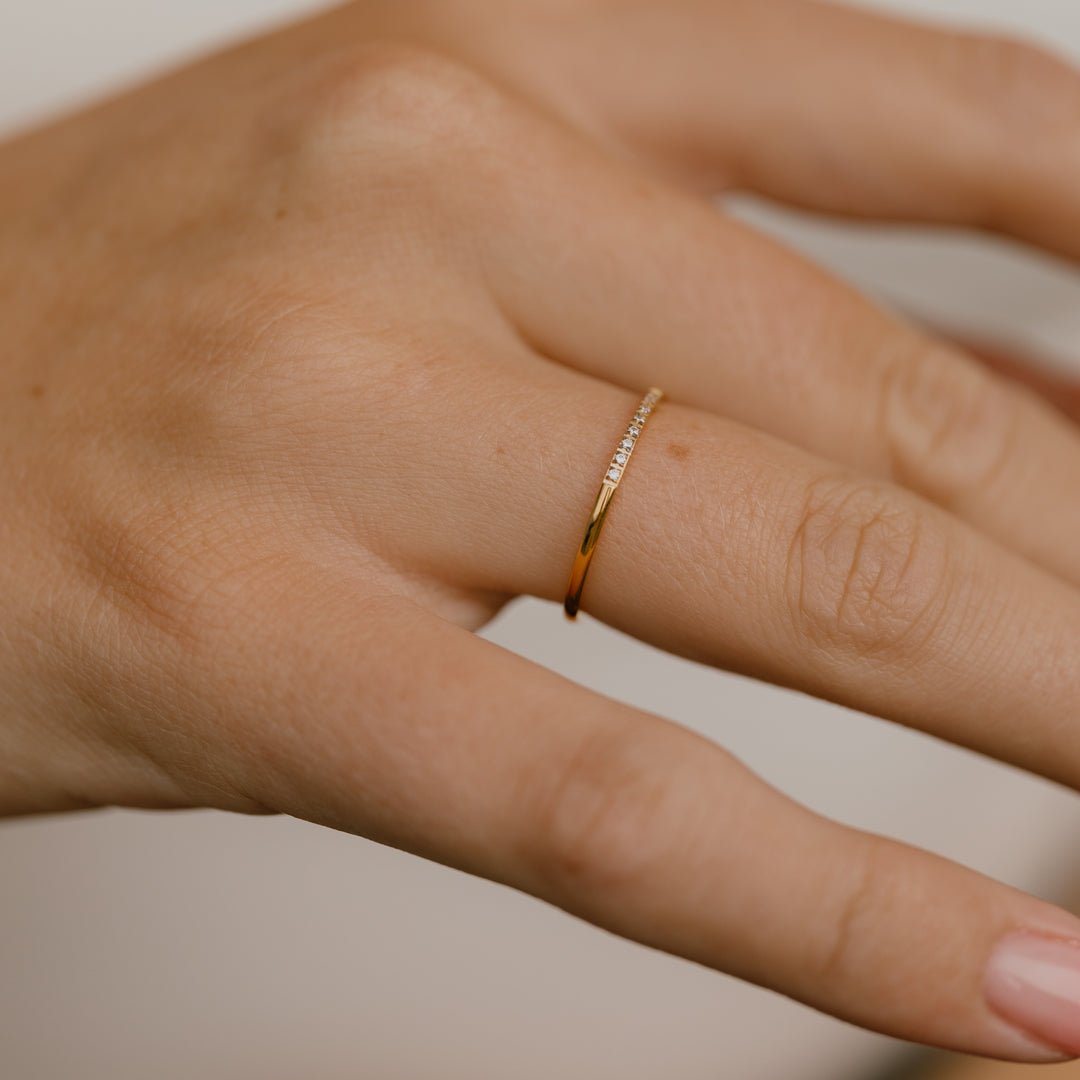 Tynd enkel ring små zirkoner - 18 karat forgyldt titanium