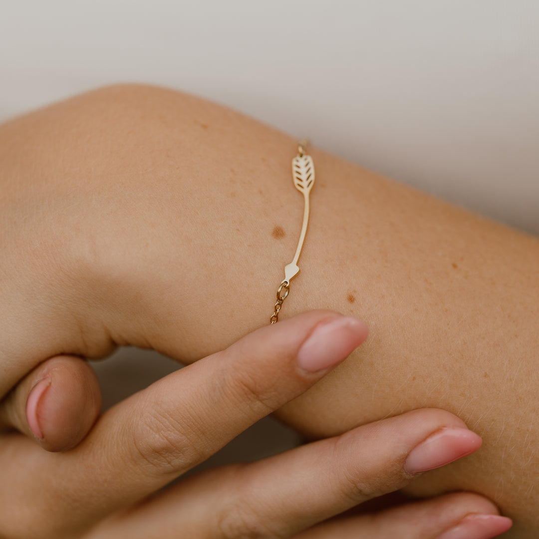 Armbånd med pil i 18 karat forgyldt rustfrit ædelstål