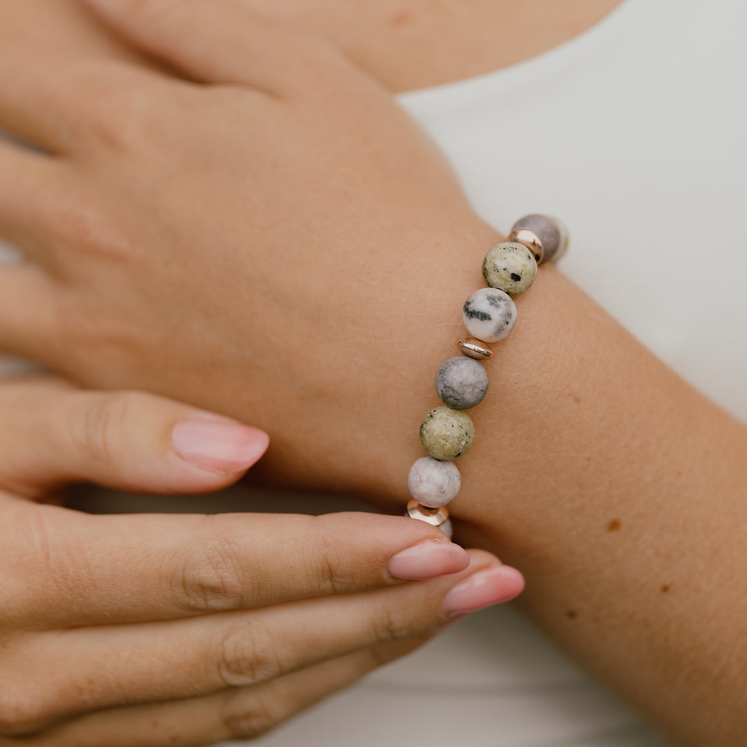 Rosegold armbånd med grønne og lyserøde natursten