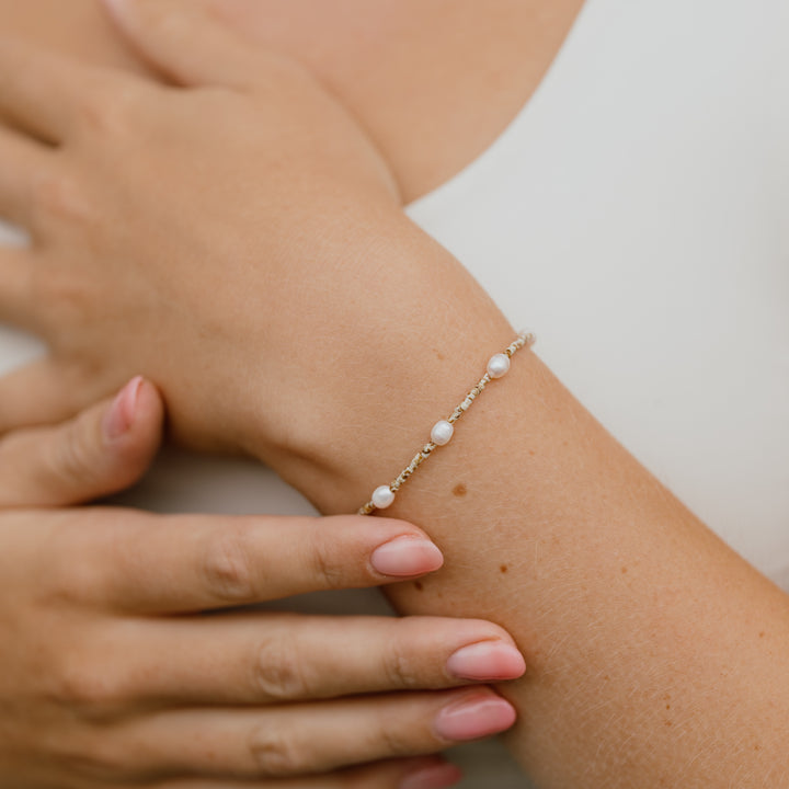 Armbånd ferskvandsperler og miyuki perler i beige og brune nuancer