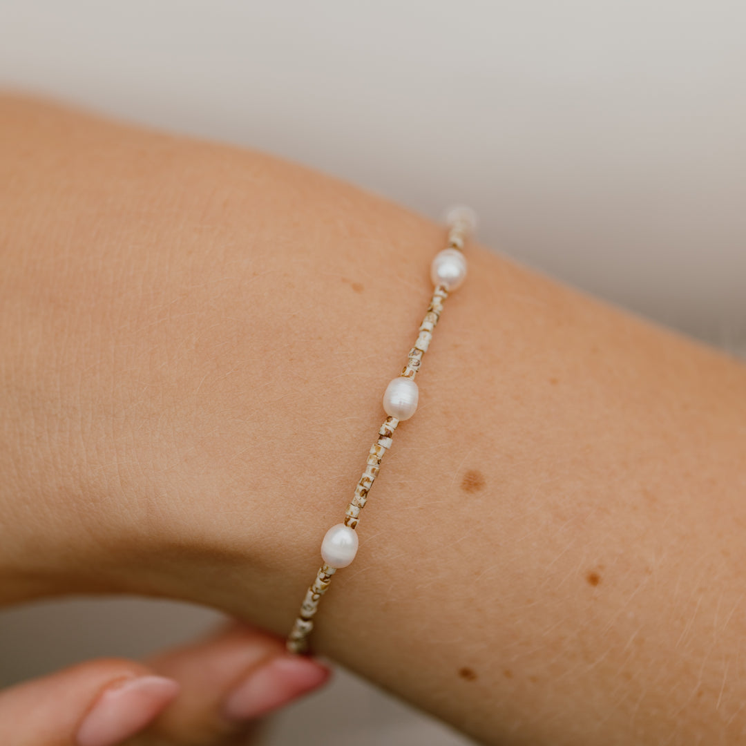 Armbånd ferskvandsperler og miyuki perler i beige og brune nuancer