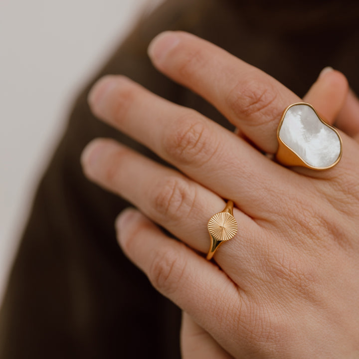 Ring med shell flade - 18 karat forgyldt titanium