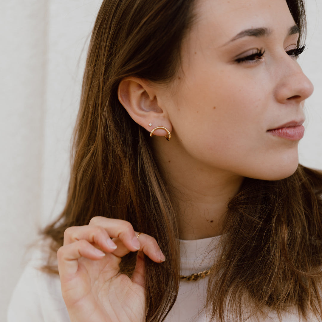 Ørestikker åben måne i 18 karat forgyldt stål