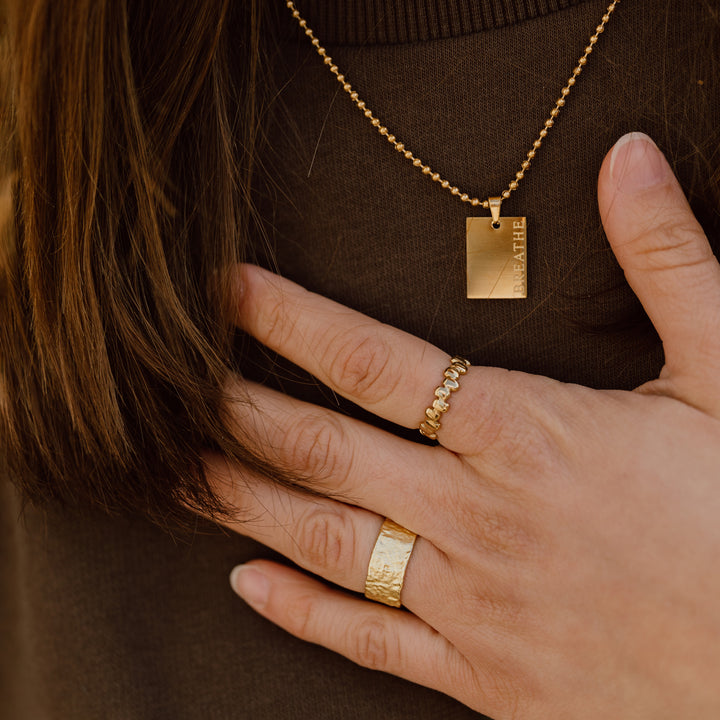 Smal ring i smeltet look i 14 karat forgyldt titanium