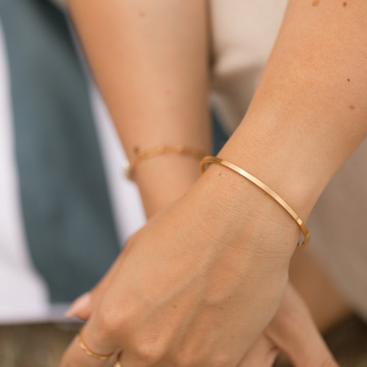 Bangle armring med lige kanter - 18 karat forgyldt titanium