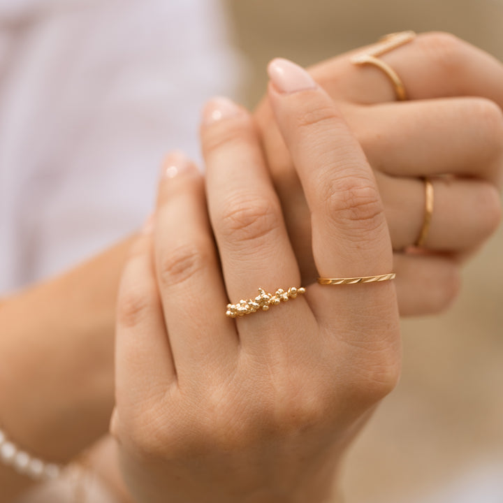 Smal bølge ring - 18 karat forgyldt titanium