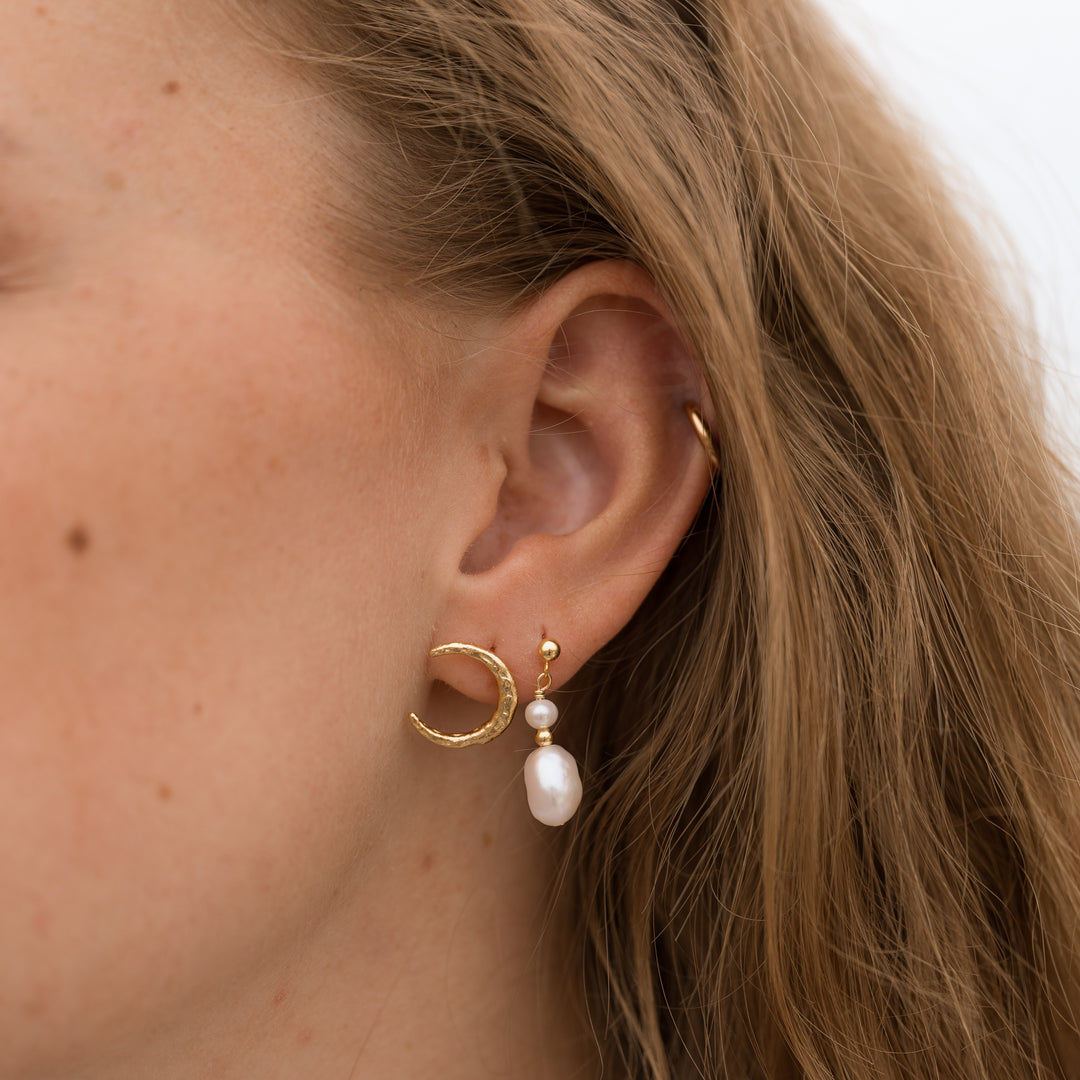 Måne ørestikker - smeltet look 18 karat forgyldt sterlingsølv