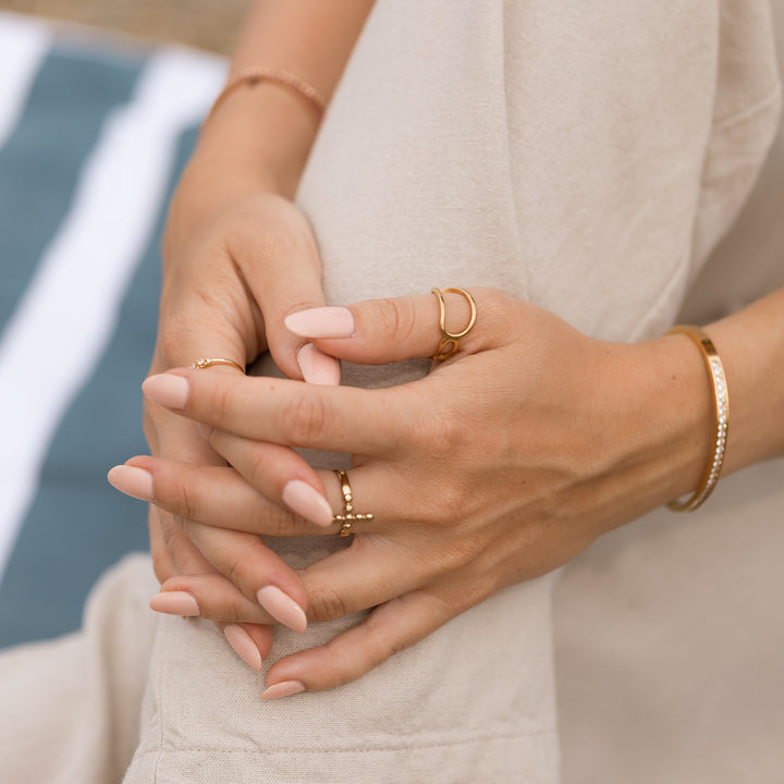 Kryds kors ring med dots i 18 karat forgyldt titanium