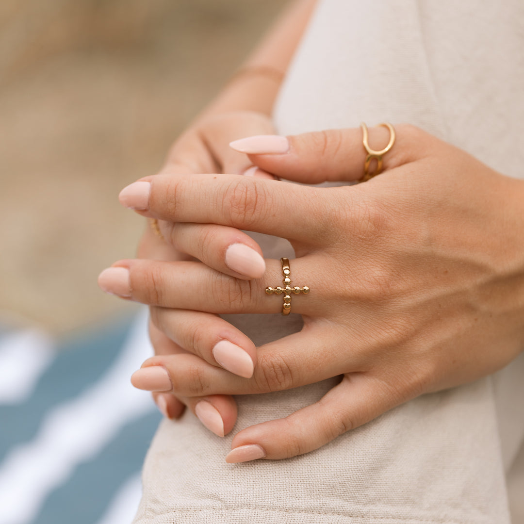 Kryds kors ring med dots i 18 karat forgyldt titanium