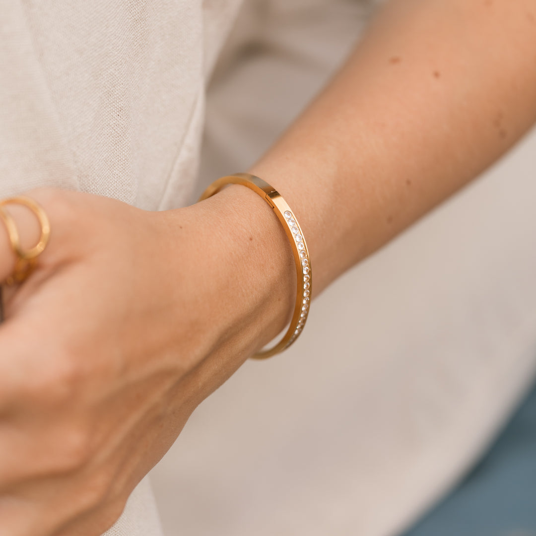 Oval bangle med zirkoner - 18 karat forgyldt titanium