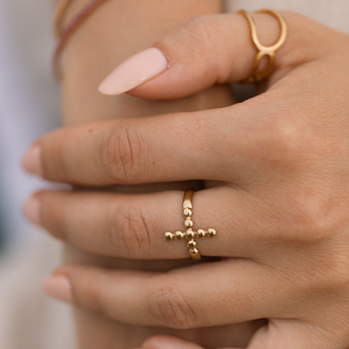 Kryds kors ring med dots i 18 karat forgyldt titanium