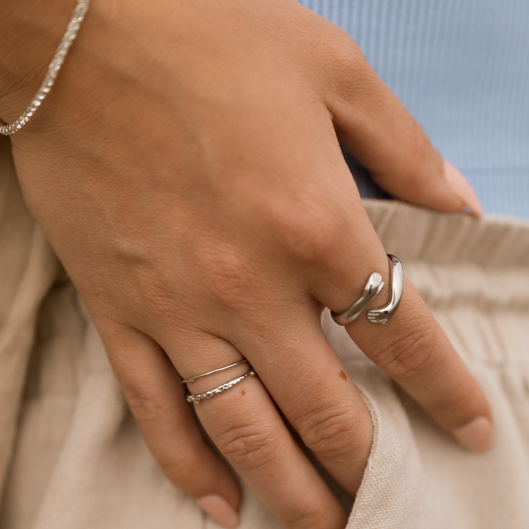 Ring der omfavner - titanium