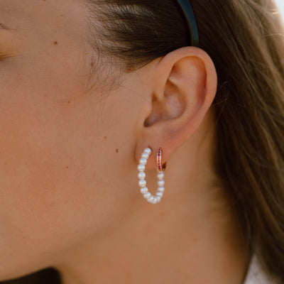Hoops med perler i 18 karat forgyldt stål