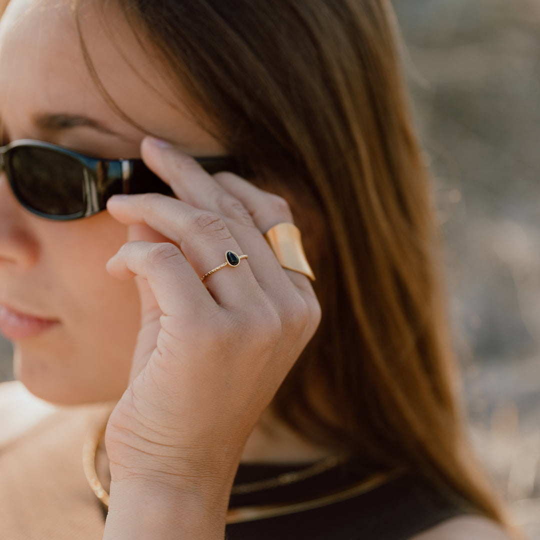 Bred statement ring i børstet 18 karat forgyldt rustfrit ædelstål