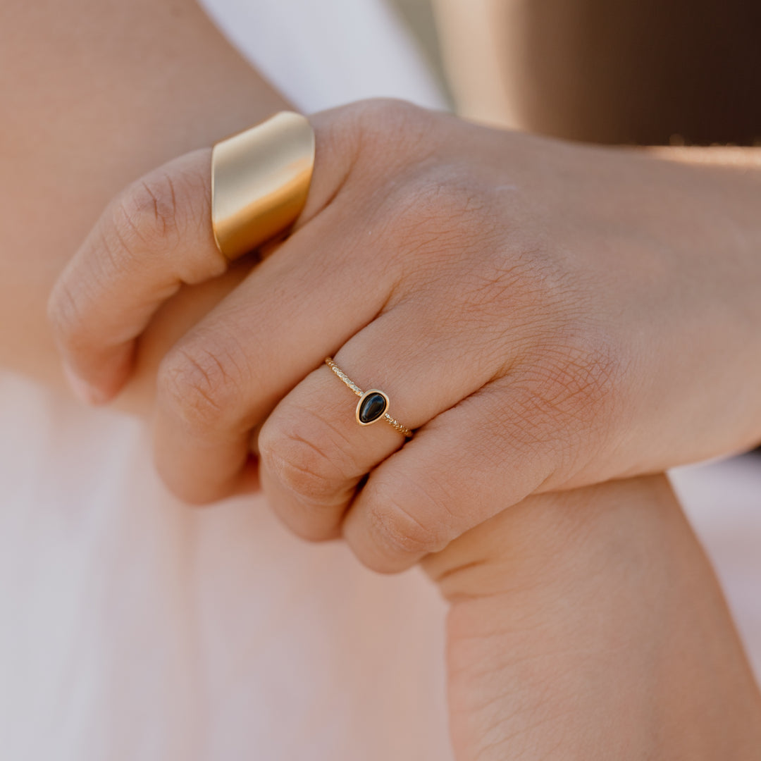 Bred statement ring i børstet 18 karat forgyldt rustfrit ædelstål