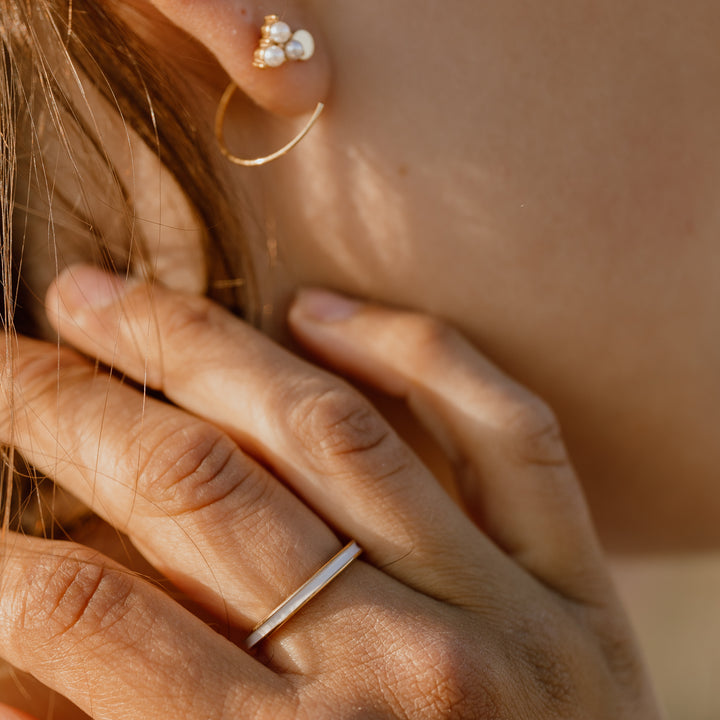 Ring med hvid emalje i 18 karat forgyldt titanium